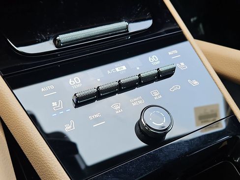 Certified 2024 Porsche Cayenne AWD/4WD image 20