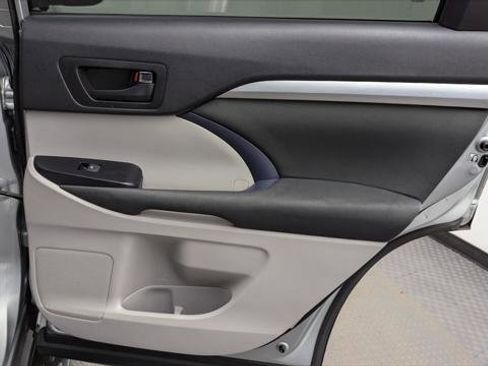 Used 2019 Toyota Highlander LE image 19
