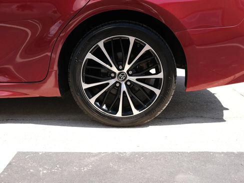 Used 2018 Toyota Camry SE FWD image 18