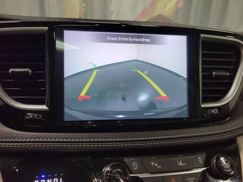 Used 2023 Chrysler Pacifica Limited FWD image 16