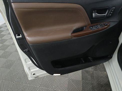 Used 2016 Toyota Sienna Limited Premium image 8