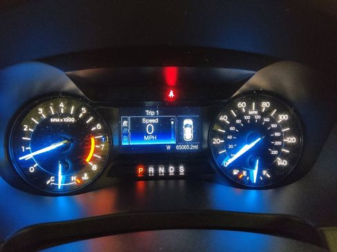 Used 2017 Ford Explorer XLT image 23