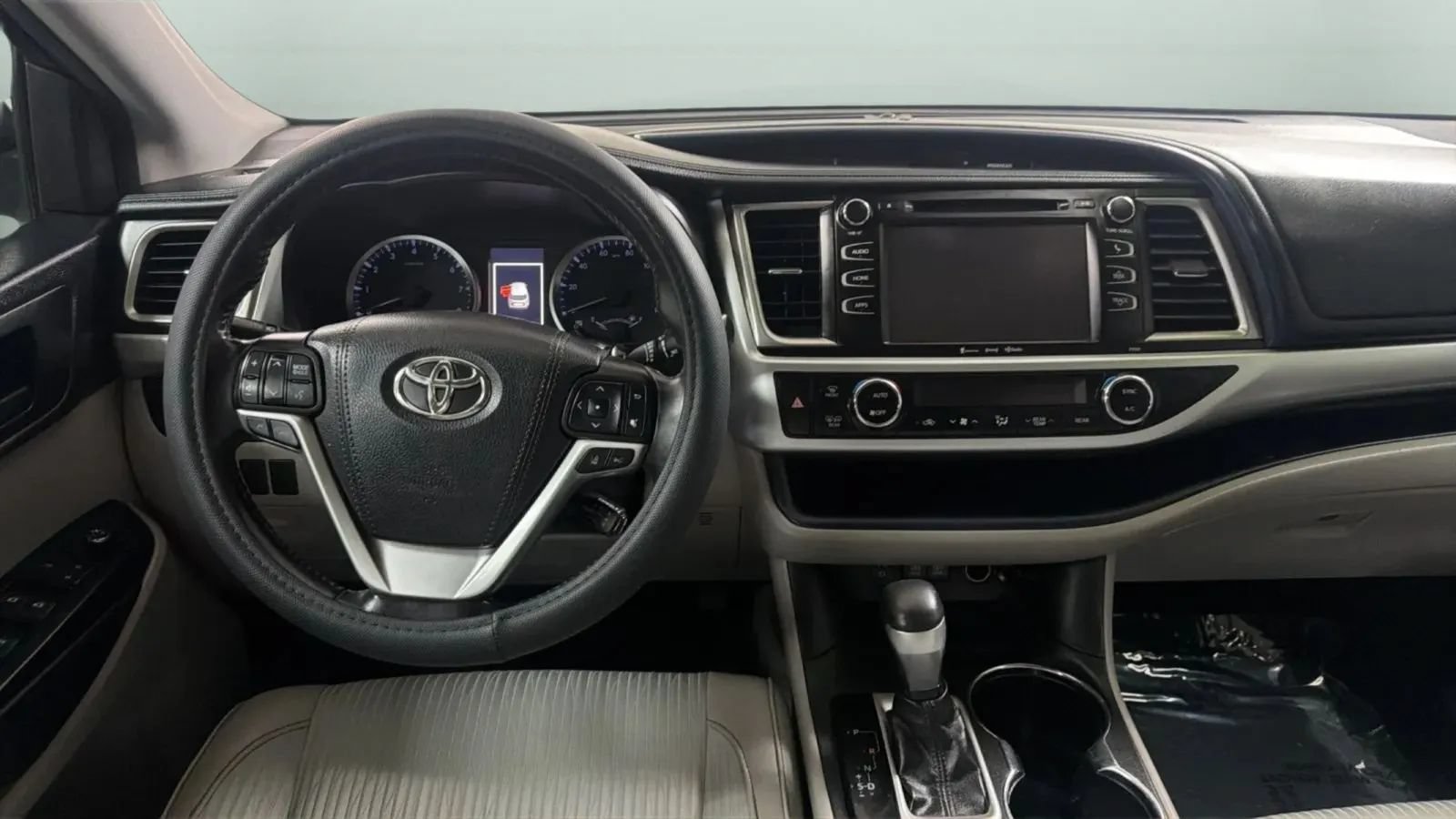 Used 2017 Toyota Highlander Plus FWD image 10