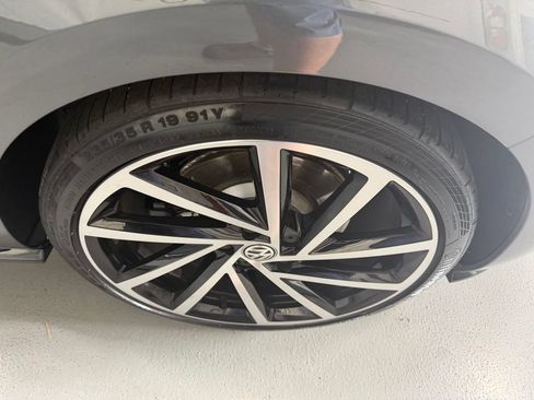 Used 2018 Volkswagen Golf R 4-Door AWD/4WD image 10