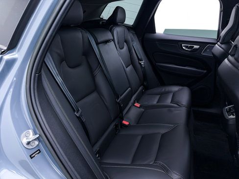 Used 2023 Volvo XC60 B6 Ultimate w/ Protection Package Premier image 38