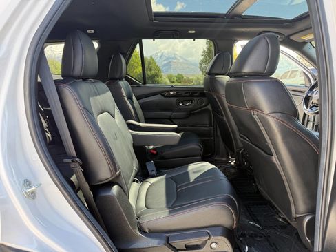 Used 2025 Honda Pilot TrailSport image 25