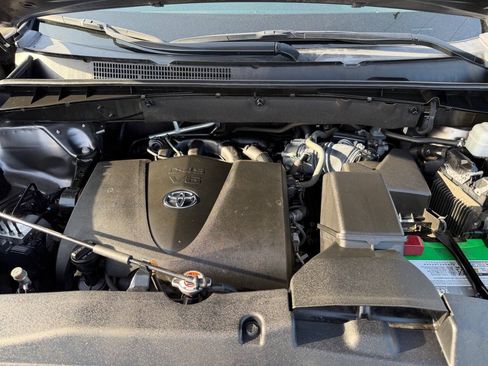 Used 2019 Toyota Highlander XLE AWD/4WD image 13