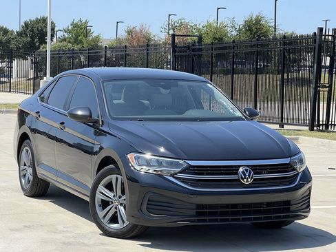 Used 2024 Volkswagen Jetta SE w/ Panoramic Sunroof Package FWD image 2