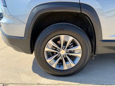 Used 2025 Chevrolet Equinox LT FWD image 7