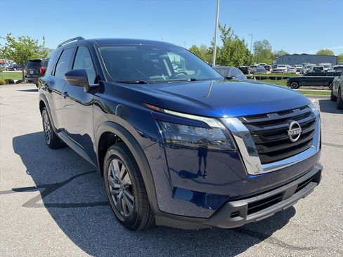 Used 2025 Nissan Pathfinder SV FWD image 2
