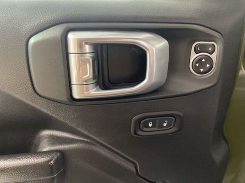 Used 2023 Jeep Gladiator Sport AWD/4WD image 8