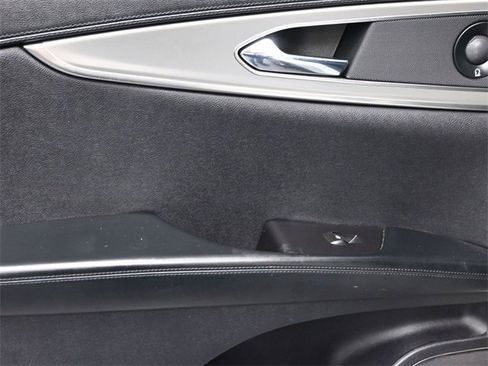 Used 2019 Lincoln Nautilus Select image 11