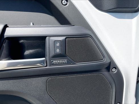 Certified 2025 Land Rover Defender 110 X-Dynamic SE AWD/4WD image 34