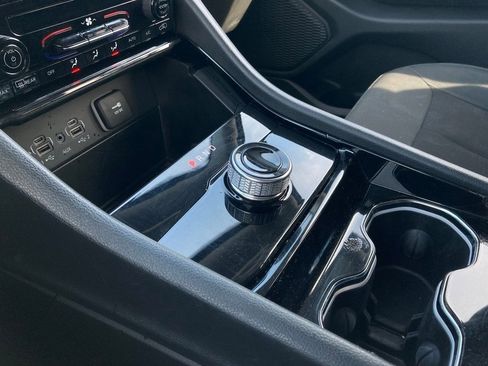 Used 2023 Jeep Grand Cherokee Laredo image 27