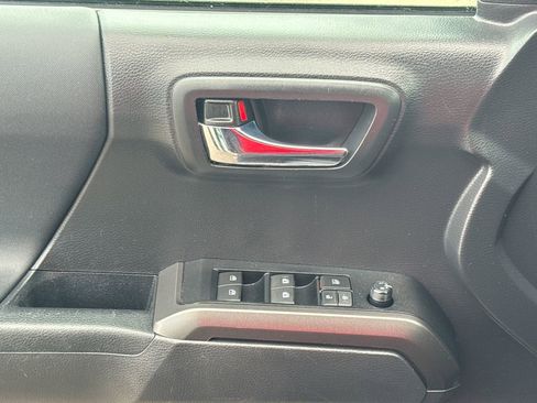Used 2022 Toyota Tacoma TRD Off-Road w/ Technology Package AWD/4WD image 34