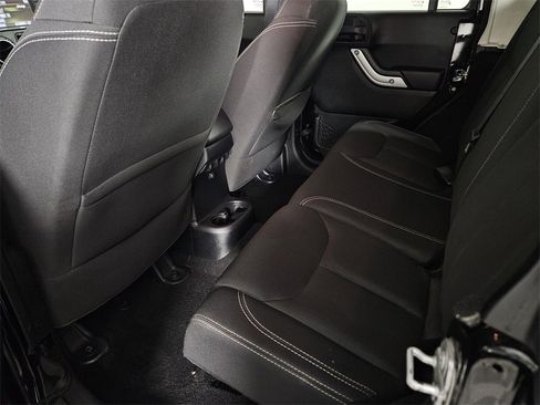 Used 2015 Jeep Wrangler Unlimited Sahara image 25