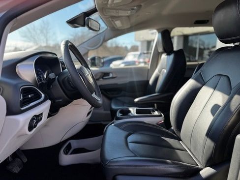 Used 2024 Chrysler Pacifica Touring-L image 11