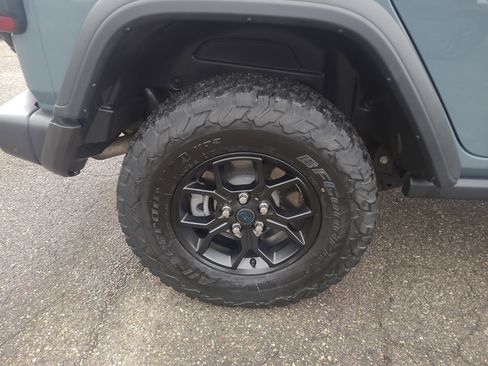 Used 2024 Jeep Wrangler Unlimited image 12