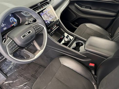Used 2023 Jeep Grand Cherokee Altitude RWD image 9