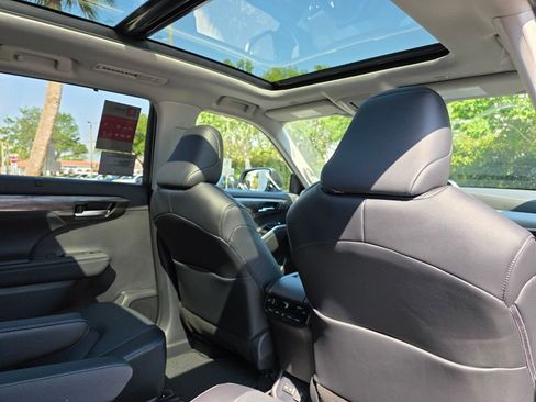 New 2026 Toyota Highlander Platinum AWD/4WD image 16