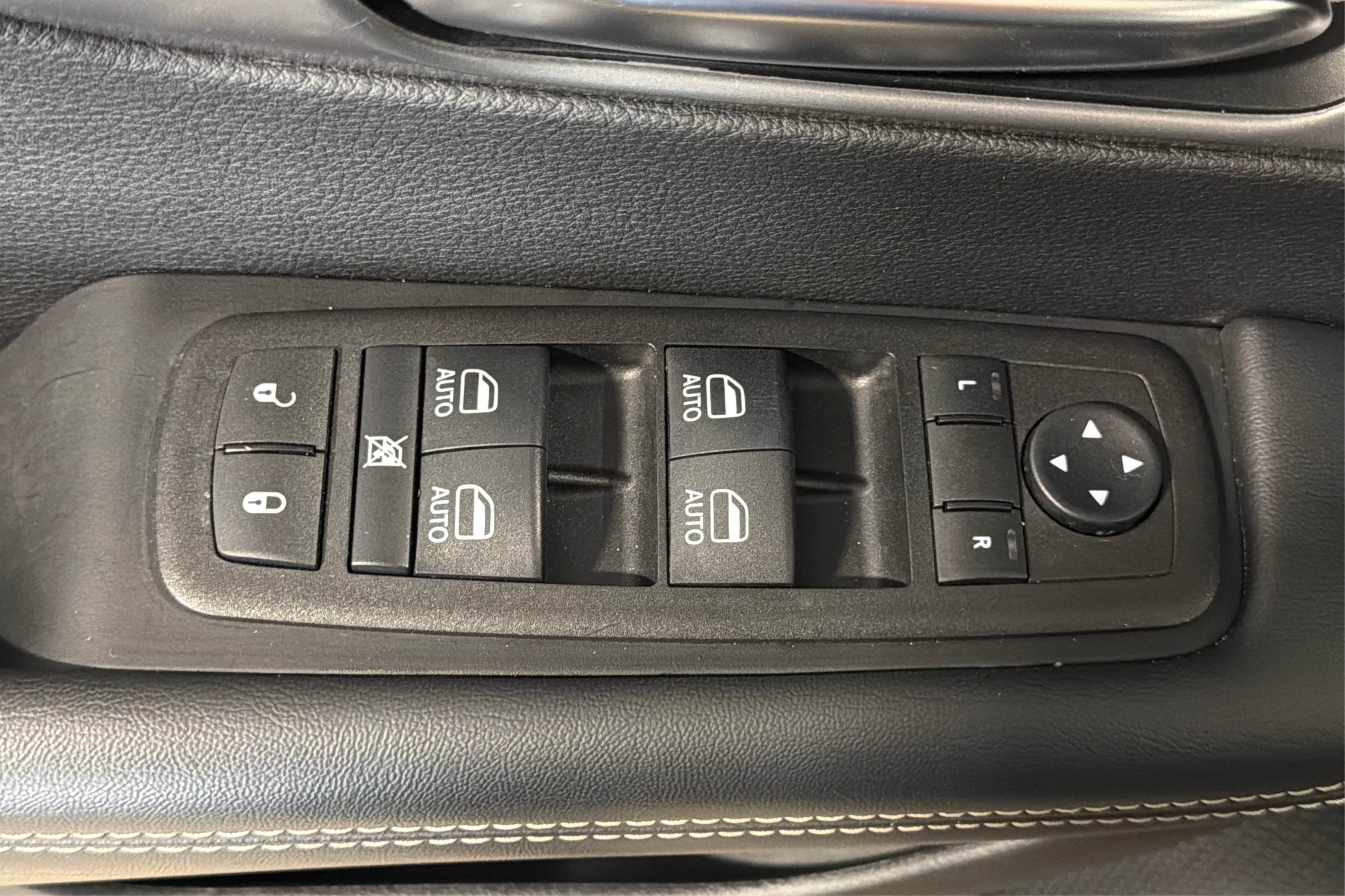 Used 2026 Chrysler Pacifica Select FWD image 16