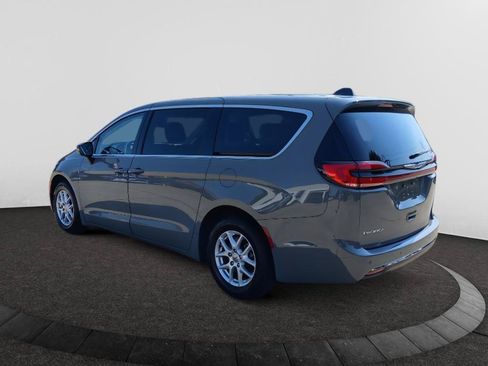 Used 2023 Chrysler Pacifica Touring-L FWD image 5
