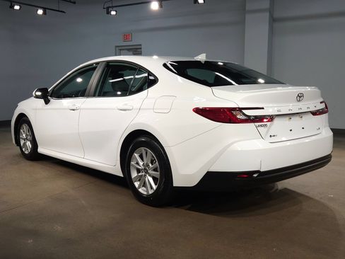 Used 2025 Toyota Camry LE w/ Convenience Package FWD image 5