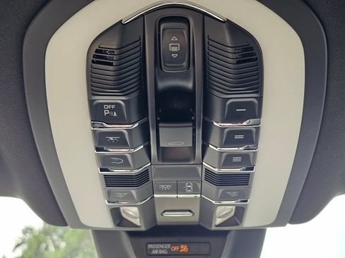 Used 2025 Porsche Macan AWD/4WD image 16