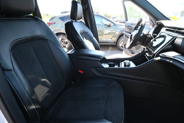 Used 2024 Jeep Grand Cherokee Altitude AWD/4WD image 22