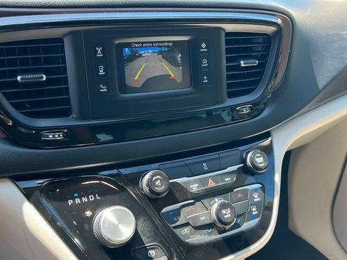Used 2017 Chrysler Pacifica LX FWD image 23