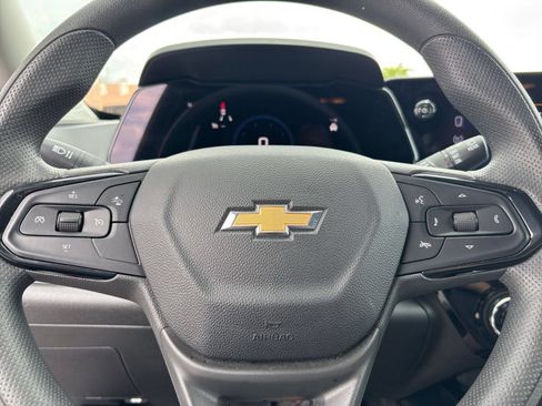 Used 2025 Chevrolet Trax LT FWD image 27