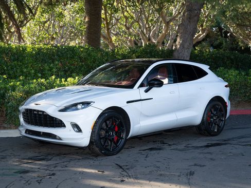 Used 2022 Aston Martin DBX image 2