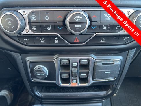 Used 2022 Jeep Gladiator Sport image 23