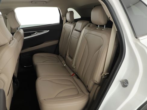 Used 2023 Lincoln Nautilus AWD w/ Premium Package image 18