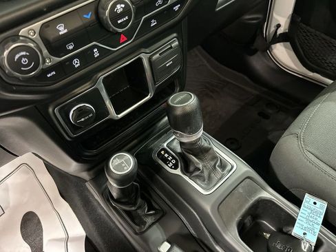 Used 2022 Jeep Gladiator Sport image 17