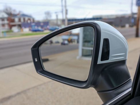 Used 2021 Volkswagen Tiguan SE w/ Panoramic Sunroof Package image 25