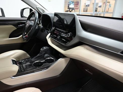 Used 2022 Toyota Highlander Platinum image 15
