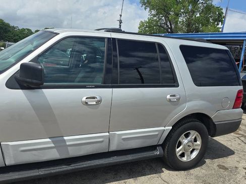 Used 2004 Ford Expedition XLT image 2