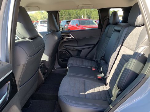 New 2025 Mitsubishi Outlander SE image 17