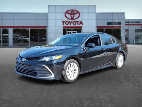 Certified 2022 Toyota Camry LE image 1