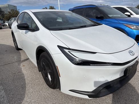 Used 2025 Toyota Prius LE image 3