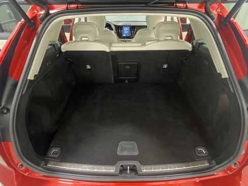 Used 2022 Volvo XC60 B5 Momentum w/ Climate Package image 9