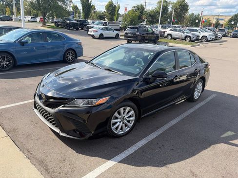 Used 2020 Toyota Camry SE FWD image 2