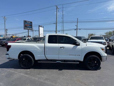 Used 2018 Nissan Titan SV w/ SV Convenience Package image 2
