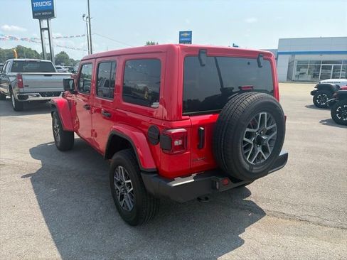 Used 2025 Jeep Wrangler Unlimited Sahara AWD/4WD image 4