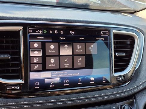 Used 2023 Chrysler Pacifica Touring image 18