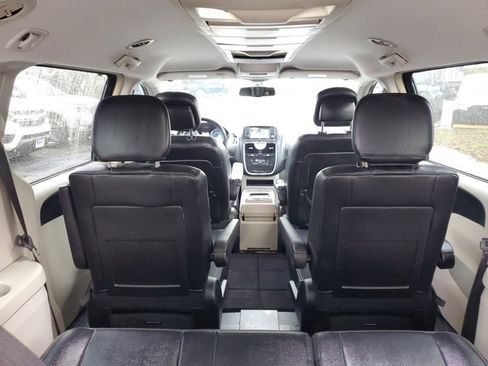 Used 2016 Chrysler Town & Country Touring image 9