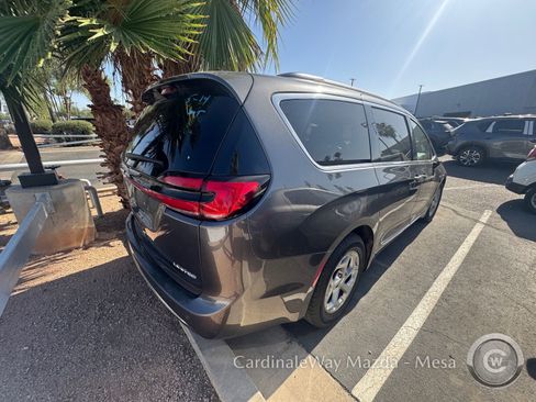 Used 2023 Chrysler Pacifica Limited FWD image 4