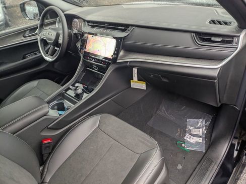 New 2026 Jeep Grand Cherokee Altitude image 32