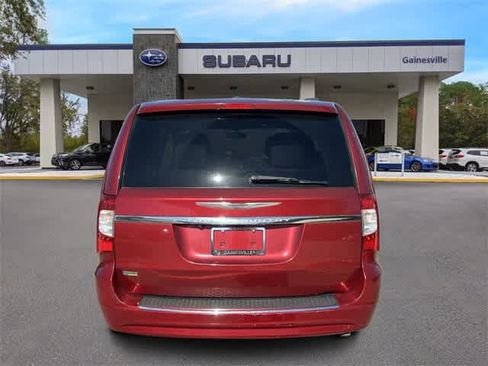 Used 2013 Chrysler Town & Country Touring image 5
